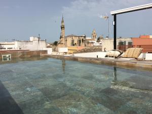 ヘレス・デ・ラ・フロンテーラにあるCASA PALACIO en Jerez de la Frontera con piscina privadaの屋根のスイミングプール