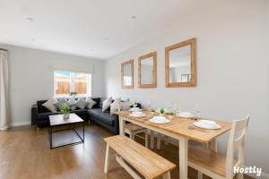 sala de estar con mesa y sofá en Turtle and Rabbit - Comfortable and Spacious Houses, en Slough