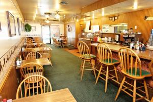 un restaurante con una fila de mesas y sillas en National 9 Inn Wellington, en Wellington