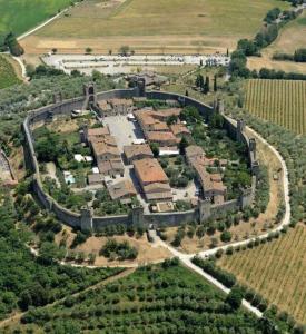 vista aerea di un edificio in un campo di Monteriggioni Castello a Monteriggioni