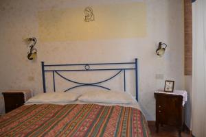 a bedroom with a bed with a blue frame at Aritzo fresco appartamento romantico in Aritzo
