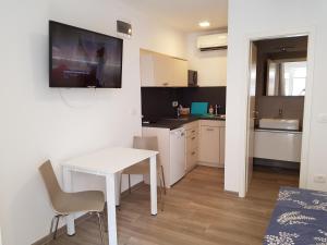 Kuchyň nebo kuchyňský kout v ubytování Beachfront Studio Palma