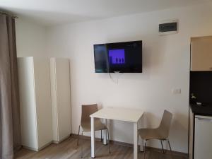 TV a/nebo společenská místnost v ubytování Beachfront Studio Palma
