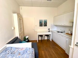 a small apartment with a small kitchen and a table at Basic Little House Scheveningen in Scheveningen