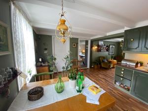 una cocina con armarios verdes y una mesa con botellas en Villa Edvin - Slow living, en Eide 47 fotos más