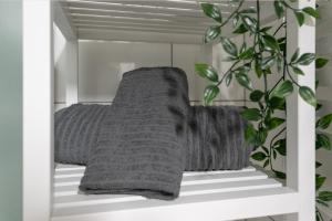 een deken op een plank in een kamer met een plant bij Zwischen Schönbrunn und dem City Center. Apt. 33 in Wenen