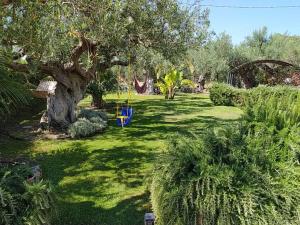 A garden outside Casa Vacanze 4 Pileri