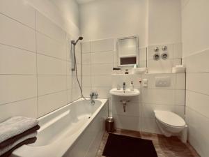 ein weißes Bad mit einem WC und einem Waschbecken in der Unterkunft Be my Guest in Mannheim in Mannheim