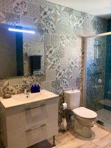 サン・パレ・シュル・メールにあるL îlot Grecの白いトイレと洗面台のあるバスルーム +57枚の写真