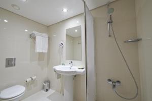 Bilik mandi di Hotel Azinheira