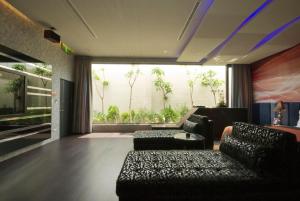 鳥松區的住宿－雅泊汽車旅館，客厅设有两张沙发和一个大窗户