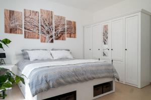 - une chambre avec un lit et deux peintures murales dans l'établissement Beautiful Apartment in town centre (TLA/TDY/TLF), à Landstuhl