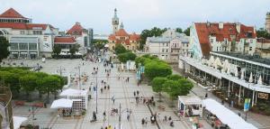 een groep mensen die door een straat lopen bij Nad dachami Sopotu in Sopot