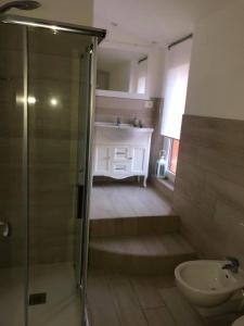 uma casa de banho com um chuveiro, um WC e um lavatório. em Rosa dei Venti B&B em Petacciato