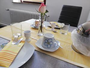 Pension Riverside in Leverkusen Hitdorf am Rhein - Zentral an der A1 und 59にあるレストランまたは飲食店