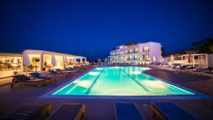 Bazén v ubytování HARMONY CREST RESORT & SPA Adults Only nebo v jeho okolí