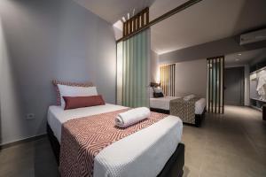Postel nebo postele na pokoji v ubytování HARMONY CREST RESORT & SPA Adults Only