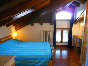 - une chambre avec un lit bleu dans l'établissement The House on the Bridge- La Casa sul Ponte, à Menaggio