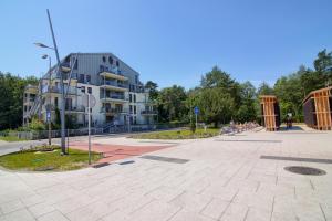 een straat met een gebouw op de achtergrond bij Apartament Bursztyn 2 in Świnoujście