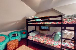 Cette chambre dispose de lits superposés et de 2 lits superposés. dans l'établissement Artist Brook Escape, à North Conway