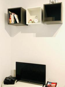 クラクフにあるNico Apartmentsの薄型テレビ(デスクの上に座る)