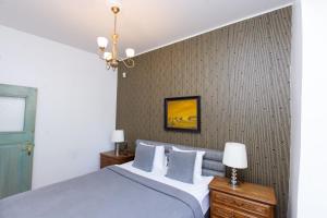 um quarto com uma cama azul e uma parede em Tallinn City Apartments Old Town 3 bedroom em Talin
