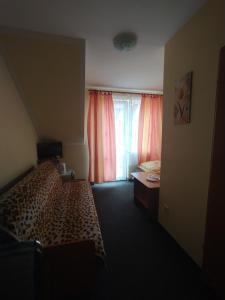 a hotel room with a bed and a window at Skorpion in Rewal