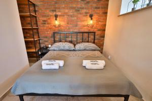 Postel nebo postele na pokoji v ubytování Apart-House Uniejów