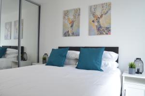 En eller flere senge i et værelse på Sleeps up to 6, single beds available with perfect city centre location for work or leisure, Amazing city views!