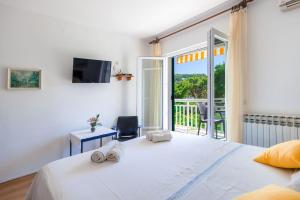 Postel nebo postele na pokoji v ubytování Sunny Days ''Sara'' - ZF Hvar
