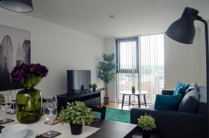 un soggiorno con divano e tavolo di Sleeps up to 6, single beds available with perfect city centre location for work or leisure, Amazing city views! a Sheffield