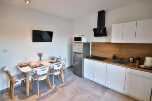 Kuchyň nebo kuchyňský kout v ubytování Apart-House Uniejów