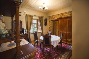a dining room with a table and chairs in it at Pajusi Mõisa Külalistemaja in Põltsamaa