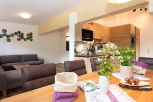 ein Wohnzimmer mit einem Holztisch und einem Sofa in der Unterkunft Familienbauernhof Bairau Reifhorn in Lofer