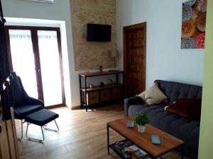 - un salon avec un canapé bleu et une table dans l'établissement La Mirada de La Judería, à Cordoue
