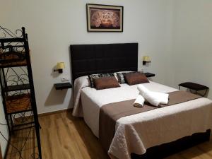 - une chambre avec un grand lit et une échelle dans l'établissement La Mirada de La Judería, à Cordoue