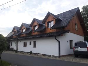 une maison avec des panneaux solaires sur le toit dans l'établissement Chata Tánička, à Jeseník