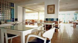 Hotel Ayamontino tesisinde bir restoran veya yemek mekanı