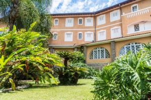 a large building with plants in front of it at Grand Resort Serra Negra in Serra Negra