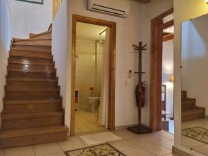 korytarz ze schodami prowadzącymi do łazienki z skrzypcami w obiekcie Odyssey House w Chanii +37 zdjęć