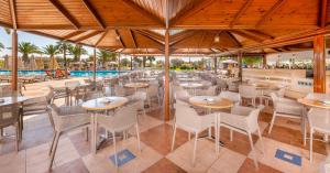 En restaurant eller et andet spisested på Lagas Aegean Village