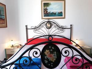 - une chambre avec un lit noir et rouge orné de peintures murales dans l'établissement Tortolì attico in centro a 5 minuti dal mare, à Tortolì