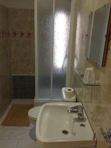 een badkamer met een witte wastafel en een toilet bij EL DELFÍN VERDE in Villarente