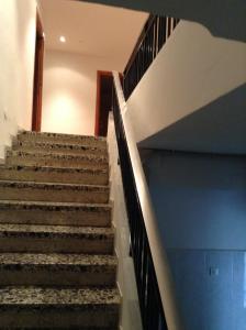 un conjunto de escaleras en un edificio en EL DELFÍN VERDE, en Villarente