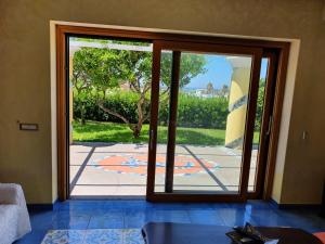una porta scorrevole in vetro con vista su un patio di Exclusive Luxury Villa in Forio a Ischia
