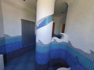 Un baño con ducha con azulejos azules y blancos. en Exclusive Luxury Villa in Forio, en Isquia 60 fotos más