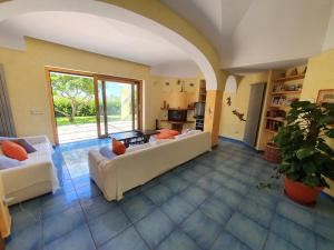 Una sala de estar con dos sofás y una gran ventana. en Exclusive Luxury Villa in Forio, en Isquia