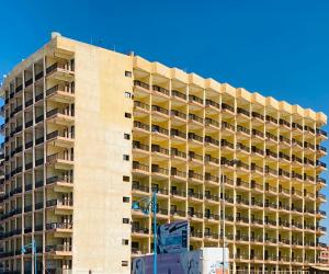 un edificio alto con balcones a un lado. en Semiramis Hotel Royal Palace en Marsa Matruh