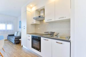 Kuchyňa alebo kuchynka v ubytovaní Apartman Duje 2