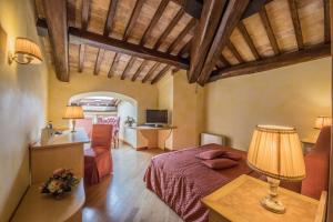 1 dormitorio con 1 cama y 1 mesa con lámpara en Molino Del Duca Cesi, en Terni